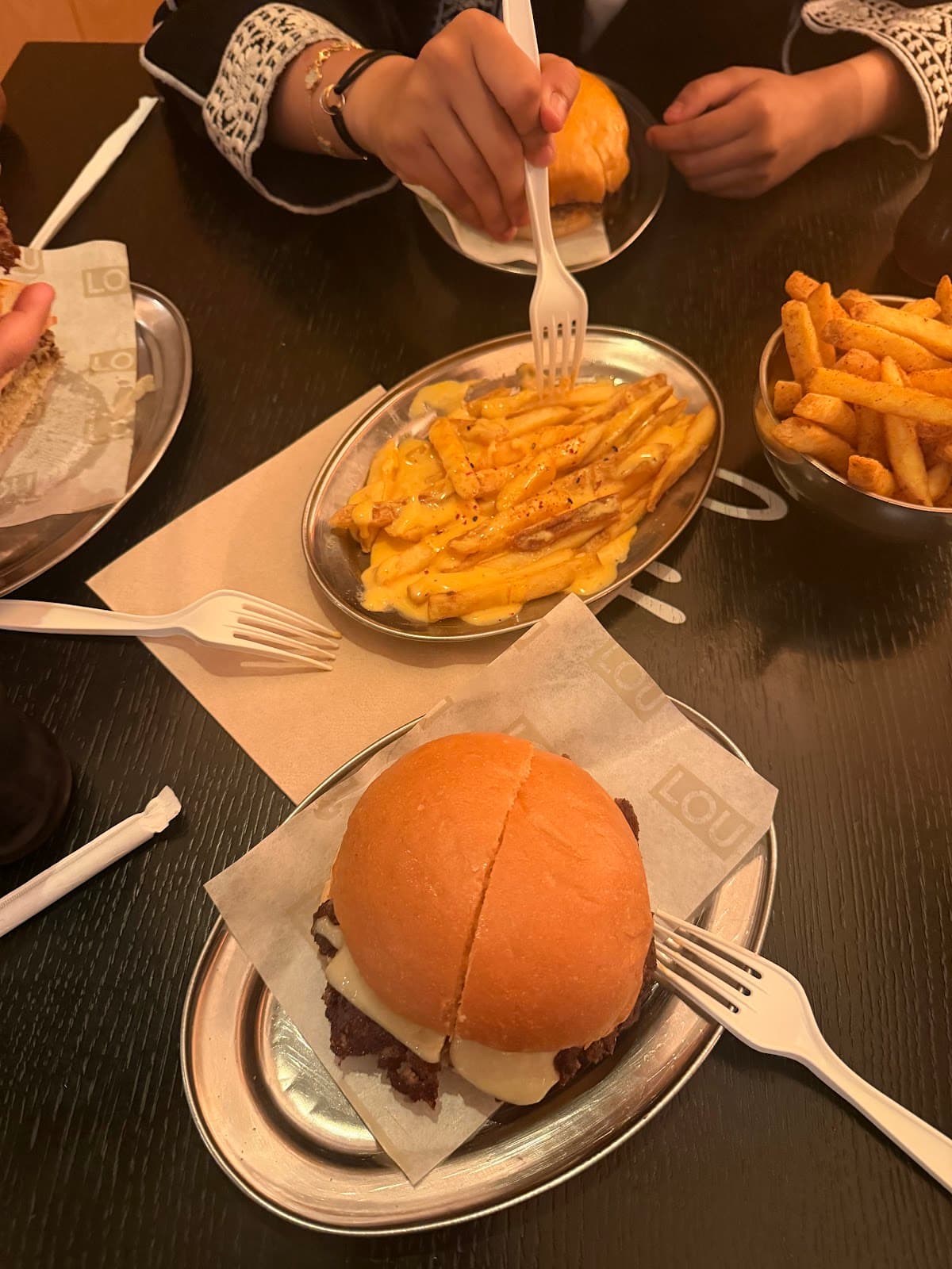 Lou Burger لو برجر