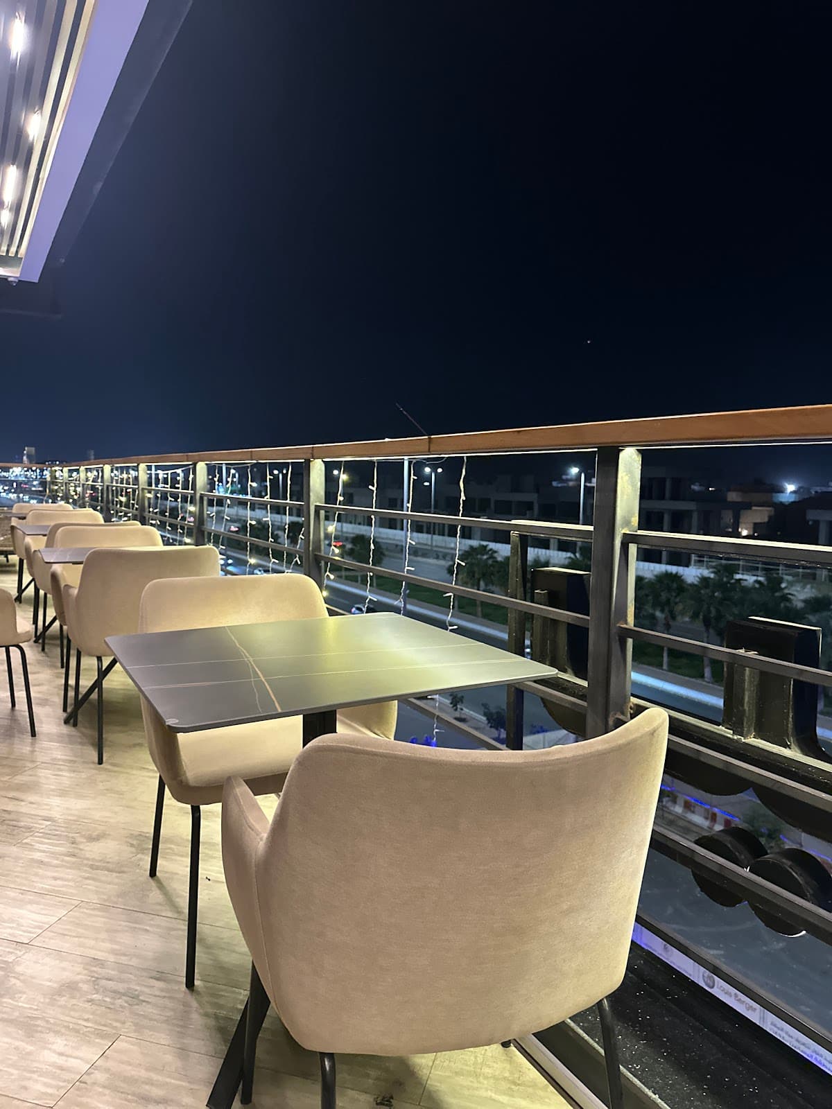 مطعم و لاونج بيزار