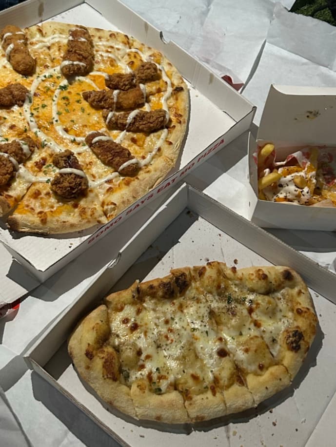 SOMOSAYS PIZZA