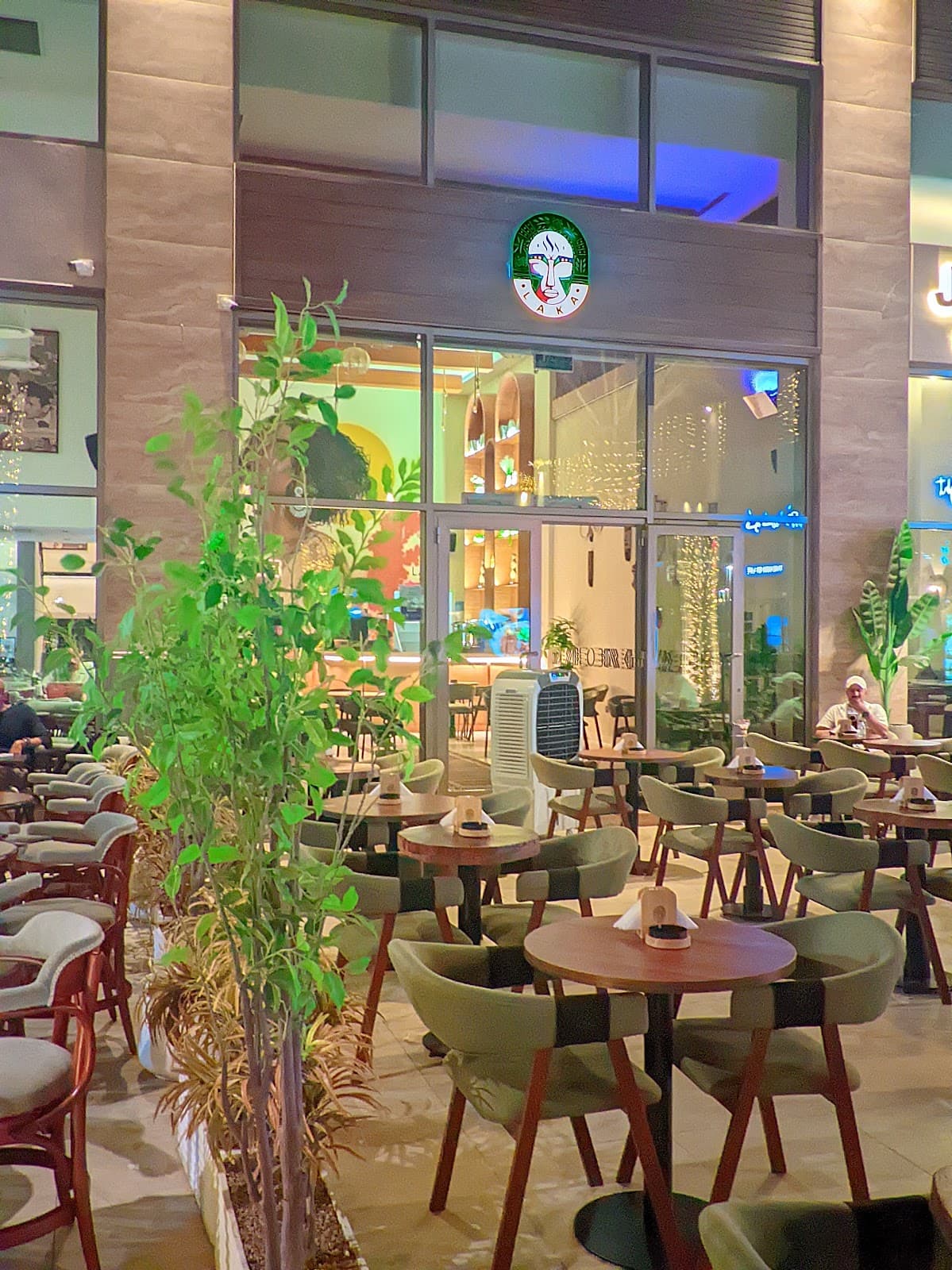 Laka Cafe لاكا كافيه