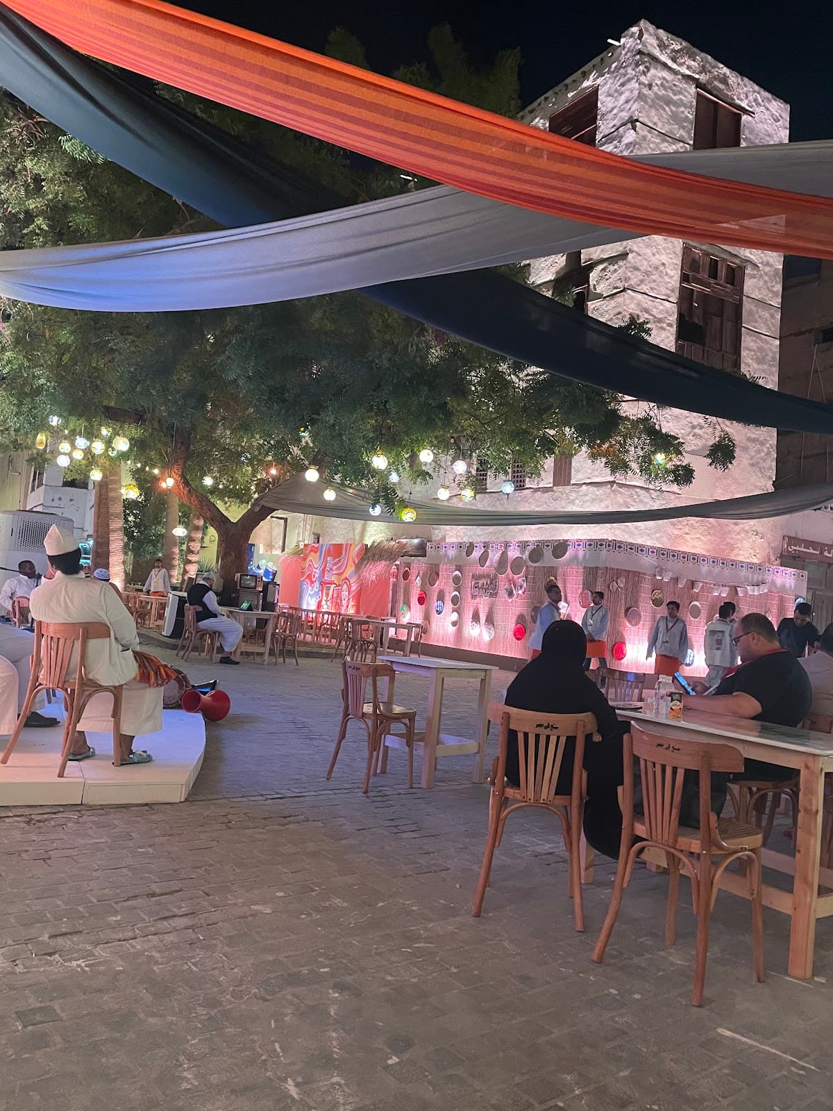 مطعم تغميسة في البلد