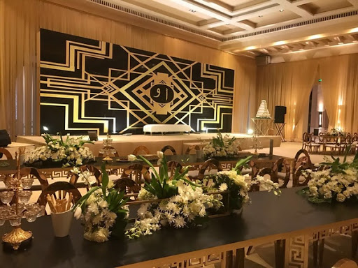 مركز ﻻزوردي