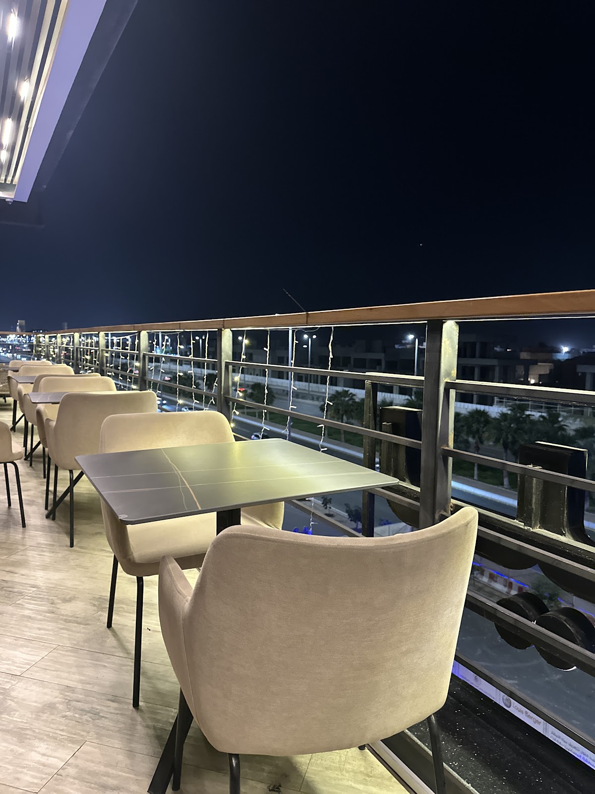 مطعم و لاونج بيزار - Restaurants in Jeddah - 6