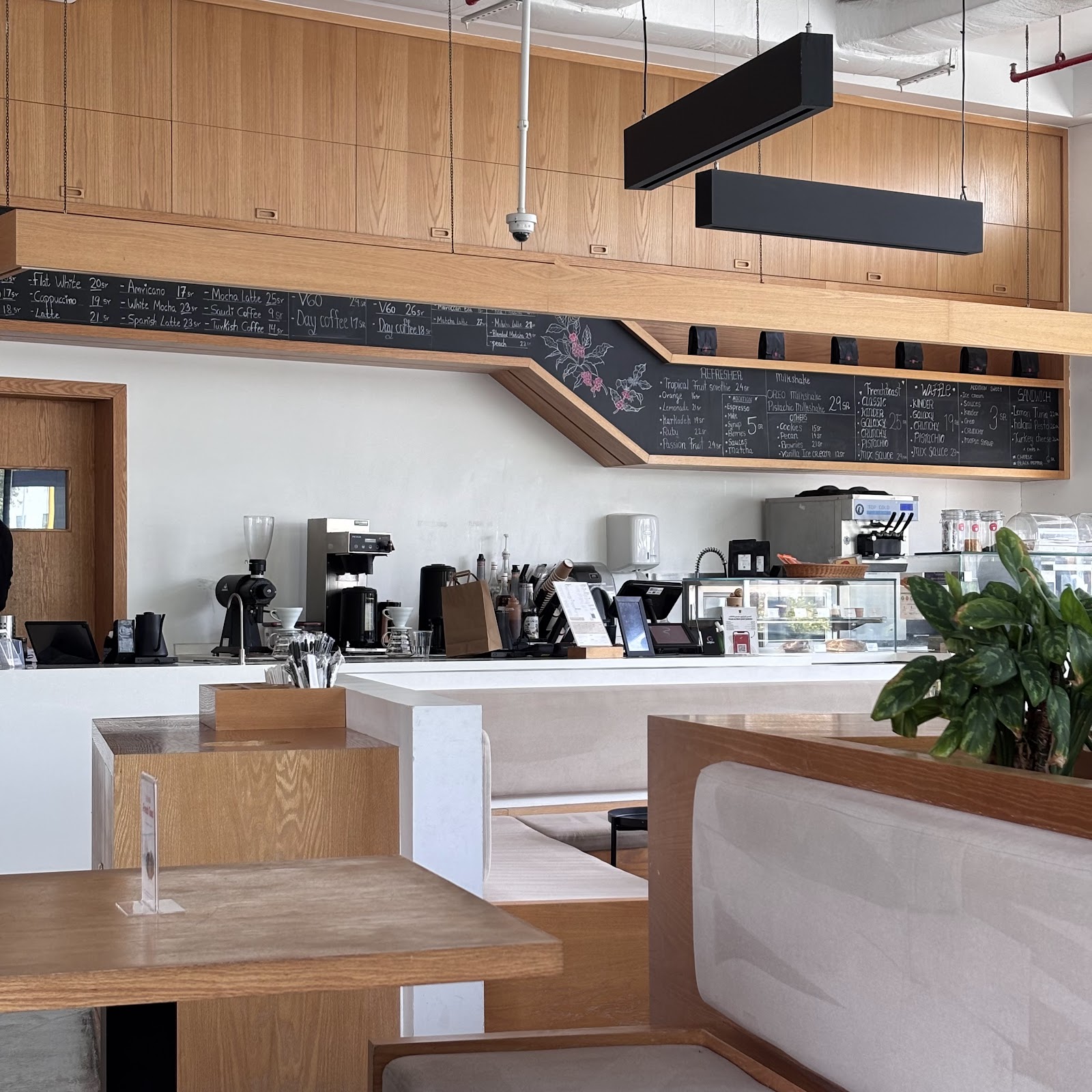 Red Mug Caffe - كافيهات في جدة - 6